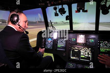 Ulan-Ude, Russland. 14. März 2023. Der russische Präsident Vladimir Putin fliegt einen Hubschraubersimulator Mi-171A2 im Ausbildungszentrum für das Ulan-Ude-Luftfahrzeugwerk am 14. März 2023 in Ulan-Ude, Buryatien, Russland. Kredit: Mikhail Metzel/Kreml Pool/Alamy Live News Stockfoto