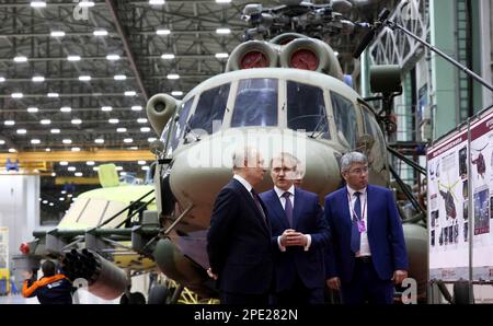 Ulan-Ude, Russland. 14. März 2023. Der russische Präsident Wladimir Putin, Left, führt das Ulan-Ude-Flugzeugwerk in Begleitung des geschäftsführenden Direktors Alexei Koslov, Zentrum, und Leiters der Republik Buryatien Alexei Tsydenov, Right, 14. März 2023 in Ulan-Ude, Buryatien, Russland. Kredit: Mikhail Metzel/Kreml Pool/Alamy Live News Stockfoto