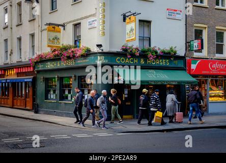 London, Großbritannien, September 2022, Blick auf die Fassade von Coach and Horses, ein Pub in Soho Stockfoto