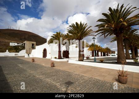 plaza de san marcial mit der kirche iglesia de san marcial del rubicon Femes Lanzarote, Kanarische Inseln, Spanien Stockfoto