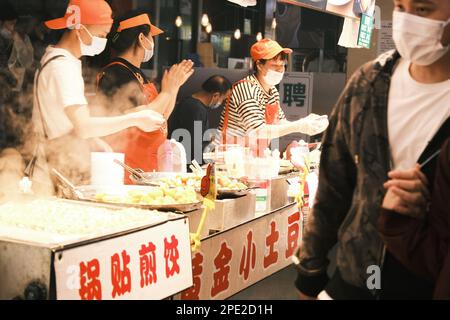 Ein Markt mit Menschen, die koreanische Speisen herstellen und verkaufen Stockfoto