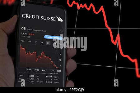 New York, USA, März 2023: Hand hält ein Telefon mit der Leistung von Credit Suisse an der Börse. Im März 2023 erlebte die Credit Suisse einen scharfen Schnitt Stockfoto