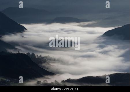 Snowdonia dramatischer Sonnenaufgang mit Nebel im Tal darunter Stockfoto