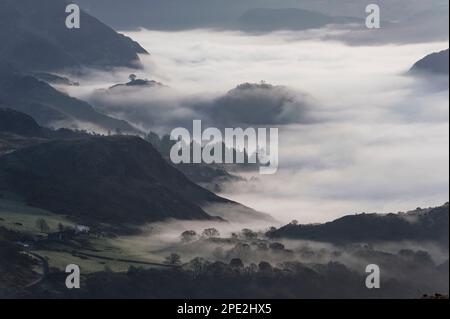 Snowdonia dramatischer Sonnenaufgang mit Nebel im Tal darunter Stockfoto