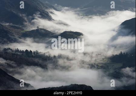 Snowdonia dramatischer Sonnenaufgang mit Nebel im Tal darunter Stockfoto