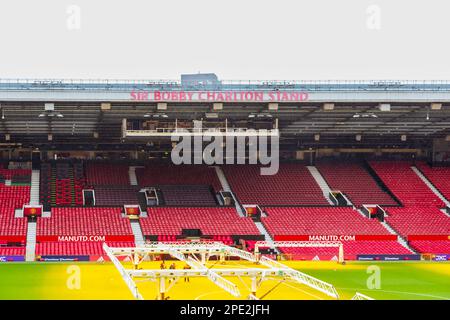 Manchester United Ground in Old Trafford an einem Non-Match-Tag mit künstlicher Beleuchtungsausrüstung auf dem Platz, um das Graswachstum zu fördern Stockfoto