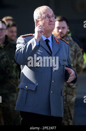 15. März 2023, Estland, Ämari: Eberhard Zorn, Generalinspektor der deutschen Streitkräfte, Gespräche auf dem estnischen Luftwaffenstützpunkt Ämari. Das Vereinigte Königreich und Deutschland überwachen gemeinsam den Luftraum der baltischen NATO-Mitglieder Estland, Lettland und Litauen im Rahmen der NATO Air Police Baltic Mission. Der deutsche Präsident Steinmeier ist auf einem zweitägigen Besuch in Estland. Foto: Bernd von Jutrczenka/dpa Stockfoto