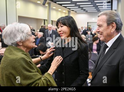 Berlin, Deutschland. 15. März 2023. Gerhard Schröder (r), ehemaliger deutscher Kanzler, und seine Frau so-yeon Schröder-Kim (m) sowie Gabriele Lindner, Modrows Lebenspartner, kommen zur Beerdigung des ehemaligen DDR-Ministerpräsidenten Modrow im Münzenberger Saal am Franz-Mehring-Platz. Modrow starb am 10. Februar 2023. Kredit: Jens Kalaene/dpa/Alamy Live News Stockfoto