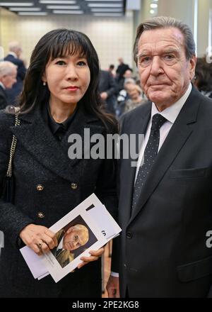 Berlin, Deutschland. 15. März 2023. Gerhard Schröder, ehemaliger deutscher Kanzler, und seine Frau so-yeon Schröder-Kim besuchen die Trauerfeier für den ehemaligen ostdeutschen Ministerpräsidenten Modrow im Münzenberger Saal am Franz-Mehring-Platz. Modrow starb am 10. Februar 2023. Kredit: Jens Kalaene/dpa/Alamy Live News Stockfoto