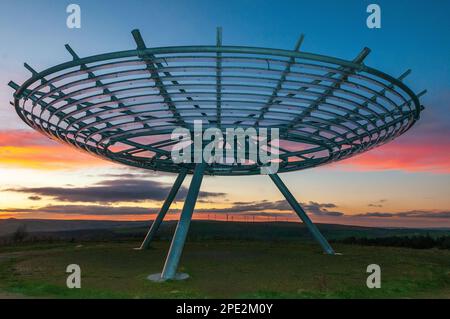 Halo - Ein Panopticon in Haslingden, Rossendale, Lancashire. „Halo“ wurde von John Kennedy von LandLab entworfen und ist ein Suppo aus Stahlgitter mit 18m mm Durchmesser Stockfoto