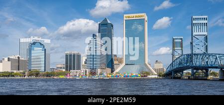 Jacksonville, Florida, City Skyline entlang der St. Johns River vom Southbank Riverwalk mit Blick auf zahlreiche Gebäude des Finanzzentrums. (USA) Stockfoto