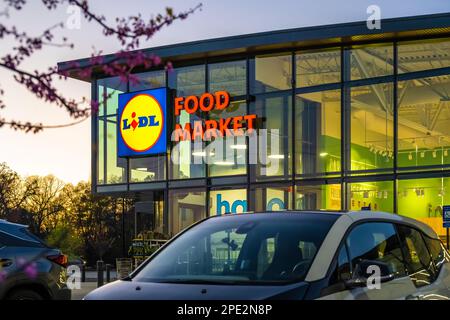 Blick von innen/außen auf den Lidl Food Market in der Abenddämmerung in Snellville (Metro Atlanta), Georgia. (USA) Stockfoto