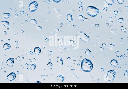 Nahaufnahme von unregelmäßigen Wassertropfen auf Glas Stockfoto
