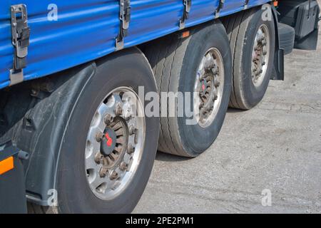 Frachtwagen, Detail des unteren Teils von. Frachttransportkonzept Stockfoto