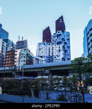 03-30-2015 Tokio. Der 1972 erbaute Nakagin Capsule Tower ist ein architektonisches Wahrzeichen von Tokio. Betonkapseln sind nur 4 Hi am Metallturm befestigt Stockfoto
