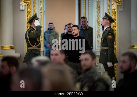 Kiew, Ukraine. 14. März 2023. Ukrainischer Präsident Wolodymyr Zelenskyy, rechts, tritt am Tag des ukrainischen Freiwilligen in der Weißen Halle der Helden des Mariinsky-Palastes am 14. März 2023 in Kiew, Ukraine, für eine Preisverleihung ein. Kredit: Pool Photo/Pressestelle Des Ukrainischen Präsidenten/Alamy Live News Stockfoto