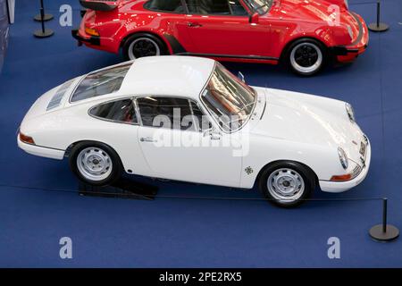 Luftaufnahme eines weißen 1964 Porsche 911 (Typ 901), ausgestellt auf der London Classic Car Show 2023 Stockfoto