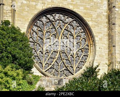 Ein rundes Buntglasfenster mit gotischen Details in traditioneller Kirchenatmosphäre Stockfoto