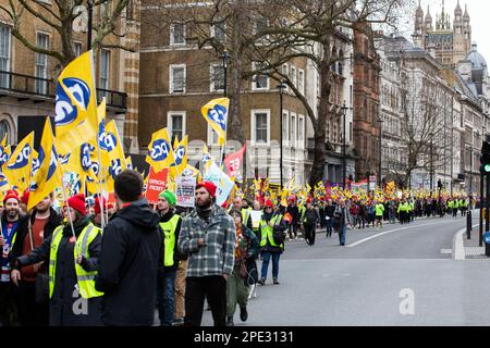 London, Vereinigtes Königreich -15/03/2023. Mitglieder der britischen Gewerkschaft für Beamte und Beamte, die als PCS bekannt ist, werden dabei gesehen, wie sie auf der W-Seite für fairere Bezahlung demonstrieren Stockfoto