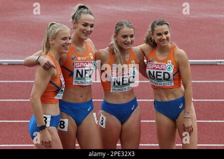 Andrea BOUMA, Lieke KLAVER, Laura DE WITTE und Lisanne DE WITTE nach den 4 * 400m-Aufwärten bei der europäischen Leichtathletikmeisterschaft 2022 Stockfoto