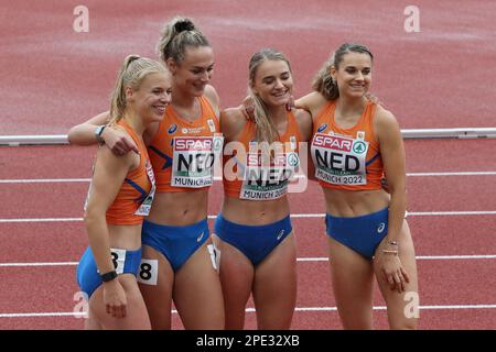 Andrea BOUMA, Lieke KLAVER, Laura DE WITTE und Lisanne DE WITTE nach den 4 * 400m-Aufwärten bei der europäischen Leichtathletikmeisterschaft 2022 Stockfoto