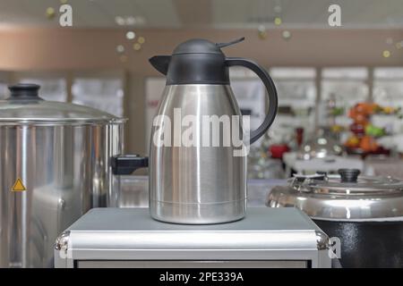 Isolierter Krug Aus Edelstahl Für Kaffee- Und Teethermoskanne Stockfoto