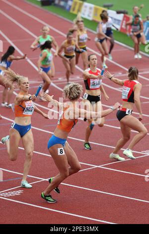 Andrea BOUMA überreicht Lieke KLAVER den Stab in den 4 * -400m-Läufen bei der European Athletics Championship 2022 Stockfoto