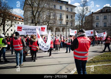 München, Deutschland. 15. März 2023. Am 15. März 2023 trafen sich mit Unterstützung der Gewerkschaft Verdi Hunderte streikender Mitarbeiter der Sparkasse aus ganz Bayern in München, Deutschland, um ihre Forderung nach 10,5%, aber mindestens 500 Euro höheren Löhnen zu unterstreichen. (Foto: Alexander Pohl/Sipa USA) Guthaben: SIPA USA/Alamy Live News Stockfoto