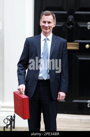 Jeremy Hunt verlässt die Downing Street mit dem Versandkarton, um dem parlament am 15. März 2023 in London, England, seinen Frühjahrshaushalt vorzulegen. Stockfoto