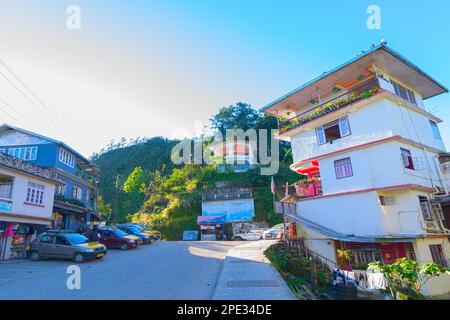 Kaluk, Sikkim, Indien - 18. Oktober 2016 : Straßenansicht von Kaluk, einem Touristenort am Fuße des Ost-Himalaya, West-Sikkim. Berühmt für den Ort Stockfoto