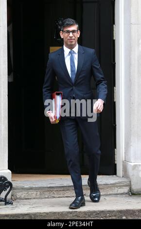 Rishi Sunak verlässt die Downing Street number10, um am 15. März 2023 in London an den Fragen der Premierminister teilzunehmen. Stockfoto