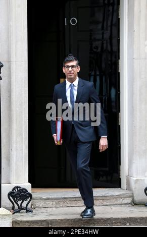 Rishi Sunak verlässt die Downing Street number10, um am 15. März 2023 in London an den Fragen der Premierminister teilzunehmen. Stockfoto