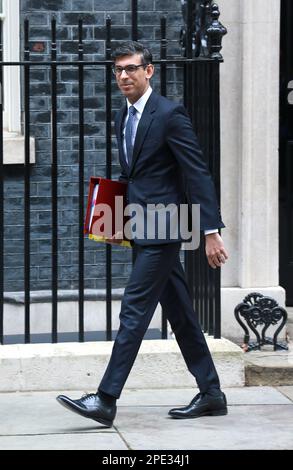 Rishi Sunak verlässt die Downing Street number10, um am 15. März 2023 in London an den Fragen der Premierminister teilzunehmen. Stockfoto