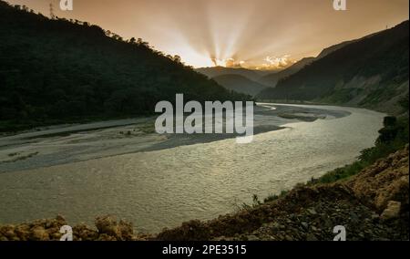 Wunderschöner Sonnenuntergang über dem Tista River Turn, Himalaya Berge, Sikkim, Indien. Der Teesta River ist ein langer Fluss, der sich im Pauhunri-Berg von Himala erhebt Stockfoto