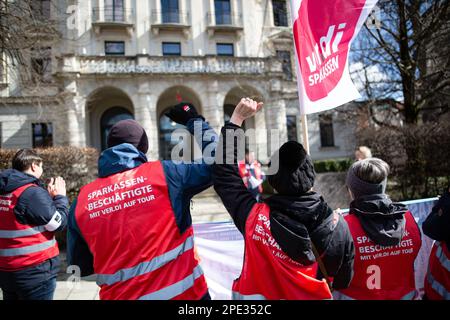 München, Deutschland. 15. März 2023. Am 15. März 2023 trafen sich mit Unterstützung der Gewerkschaft Verdi Hunderte streikender Mitarbeiter der Sparkasse aus ganz Bayern in München, Deutschland, um ihre Forderung nach 10,5%, aber mindestens 500 Euro höheren Löhnen zu unterstreichen. (Foto: Alexander Pohl/Sipa USA) Guthaben: SIPA USA/Alamy Live News Stockfoto