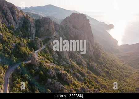 Malerische Straße auf der Insel Korsika, Frankreich Stockfoto