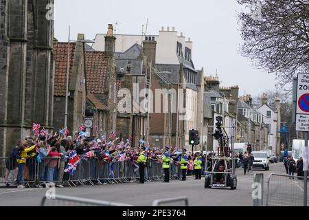 Hintergrunddarsteller während der Dreharbeiten für die nächste Staffel der Krone in St. Andrews, Schottland. Bilddatum: Mittwoch, 15. März 2023. Stockfoto