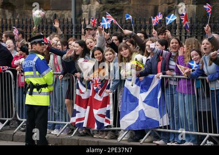 Hintergrunddarsteller während der Dreharbeiten für die nächste Staffel der Krone in St. Andrews, Schottland. Bilddatum: Mittwoch, 15. März 2023. Stockfoto