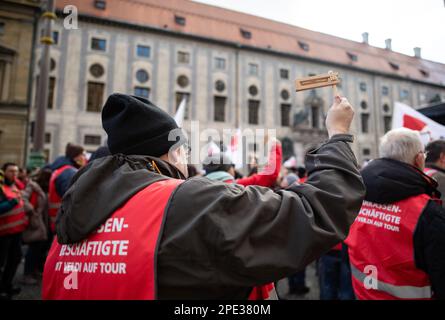 Am 15. März 2023 trafen sich mit Unterstützung der Gewerkschaft Verdi Hunderte streikender Mitarbeiter der Sparkasse aus ganz Bayern in München, Deutschland, um ihre Forderung nach 10,5%, aber mindestens 500 Euro höheren Löhnen zu unterstreichen. (Foto: Alexander Pohl/Sipa USA) Stockfoto