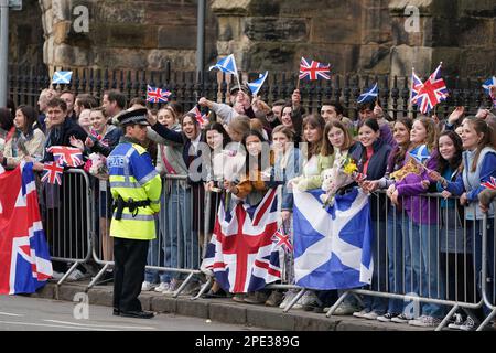 Hintergrunddarsteller während der Dreharbeiten für die nächste Staffel der Krone in St. Andrews, Schottland. Bilddatum: Mittwoch, 15. März 2023. Stockfoto