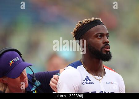 Méba Mickaël ZEZE hat seine Wettkampfnummer von einem Beamten vor Beginn der 4*100m-Hitze bei der Europameisterschaft 2022 angepasst Stockfoto