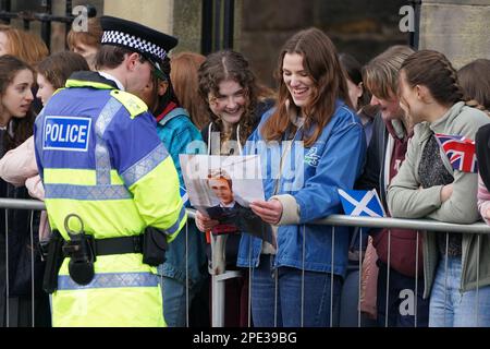 Hintergrunddarsteller während der Dreharbeiten für die nächste Staffel der Krone in St. Andrews, Schottland. Bilddatum: Mittwoch, 15. März 2023. Stockfoto