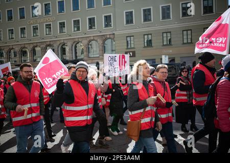 München, Deutschland. 15. März 2023. Am 15. März 2023 trafen sich mit Unterstützung der Gewerkschaft Verdi Hunderte streikender Mitarbeiter der Sparkasse aus ganz Bayern in München, Deutschland, um ihre Forderung nach 10,5%, aber mindestens 500 Euro höheren Löhnen zu unterstreichen. (Foto: Alexander Pohl/Sipa USA) Guthaben: SIPA USA/Alamy Live News Stockfoto