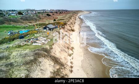 12. märz 2023 Hemsby Beach, Norfolk. Die Erosion des Strandes in Hemsby wird immer kritischer, da weitere Häuser und Unternehmen und sogar die Hemsby-Küstenrettungsstation durch die Erosion des Strandes infolge der jüngsten Frühlingsgezeiten und Winterstürme bedroht sind. Mehr Bungalows mussten leider geräumt und abgerissen werden, da sie an die Klippenerosion heranwuchsen. Stockfoto