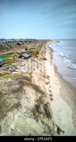 12. märz 2023 Hemsby Beach, Norfolk. Die Erosion des Strandes in Hemsby wird immer kritischer, da weitere Häuser und Unternehmen und sogar die Hemsby-Küstenrettungsstation durch die Erosion des Strandes infolge der jüngsten Frühlingsgezeiten und Winterstürme bedroht sind. Mehr Bungalows mussten leider geräumt und abgerissen werden, da sie an die Klippenerosion heranwuchsen. Stockfoto