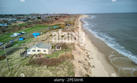 12. märz 2023 Hemsby Beach, Norfolk. Die Erosion des Strandes in Hemsby wird immer kritischer, da weitere Häuser und Unternehmen und sogar die Hemsby-Küstenrettungsstation durch die Erosion des Strandes infolge der jüngsten Frühlingsgezeiten und Winterstürme bedroht sind. Mehr Bungalows mussten leider geräumt und abgerissen werden, da sie an die Klippenerosion heranwuchsen. Stockfoto