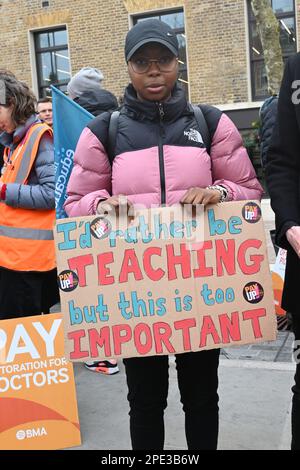 Whitechapel, London, Großbritannien. 15. März 2023. Demonstration: Retten Sie unsere Schulen Nationalstreik am Tag des Budgets. Zehntausende Lehrer, Ärzte, Krankenschwestern, Eltern und Kinder und jeder marschiert und fordert eine Mindestlohnerhöhung von 5%, sollte der Inflation entsprechen. Kredit: Siehe Li/Picture Capital/Alamy Live News Stockfoto