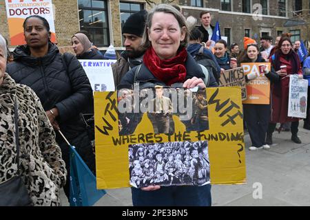 Whitechapel, London, Großbritannien. 15. März 2023. Demonstration: Retten Sie unsere Schulen Nationalstreik am Tag des Budgets. Zehntausende Lehrer, Ärzte, Krankenschwestern, Eltern und Kinder und jeder marschiert und fordert eine Mindestlohnerhöhung von 5%, sollte der Inflation entsprechen. Kredit: Siehe Li/Picture Capital/Alamy Live News Stockfoto