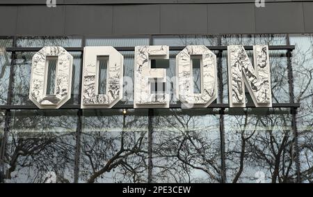 London, England, 13. MÄRZ 2023: Odeon Luxe Cinema am Leicester Square, ein bekanntes Kino im West End und Veranstaltungsort für Filmpremieren Stockfoto
