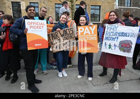 Whitechapel, London, Großbritannien. 15. März 2023. Demonstration: Retten Sie unsere Schulen Nationalstreik am Tag des Budgets. Zehntausende Lehrer, Ärzte, Krankenschwestern, Eltern und Kinder und jeder marschiert und fordert eine Mindestlohnerhöhung von 5%, sollte der Inflation entsprechen. Kredit: Siehe Li/Picture Capital/Alamy Live News Stockfoto